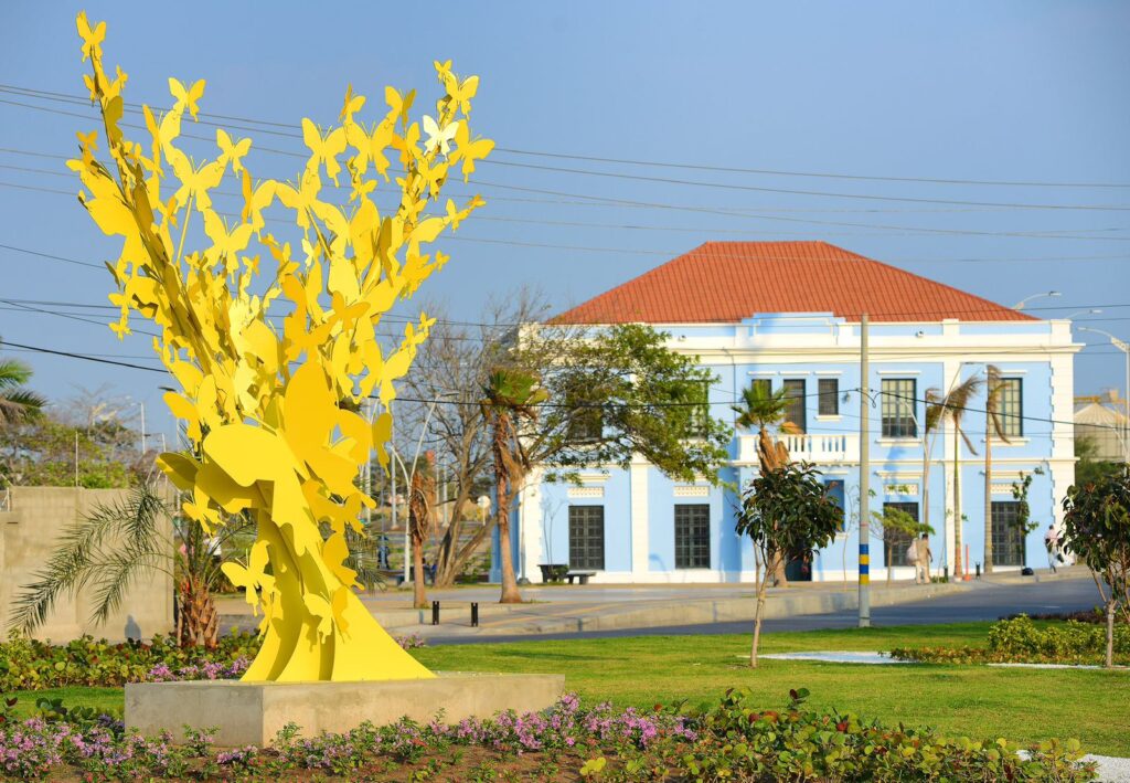 Escultura mariposas parque - Henry Alviar